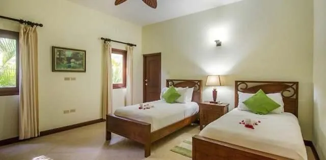 Hospitality Expert Little Waters Villa Νεγκρίλ 0*,